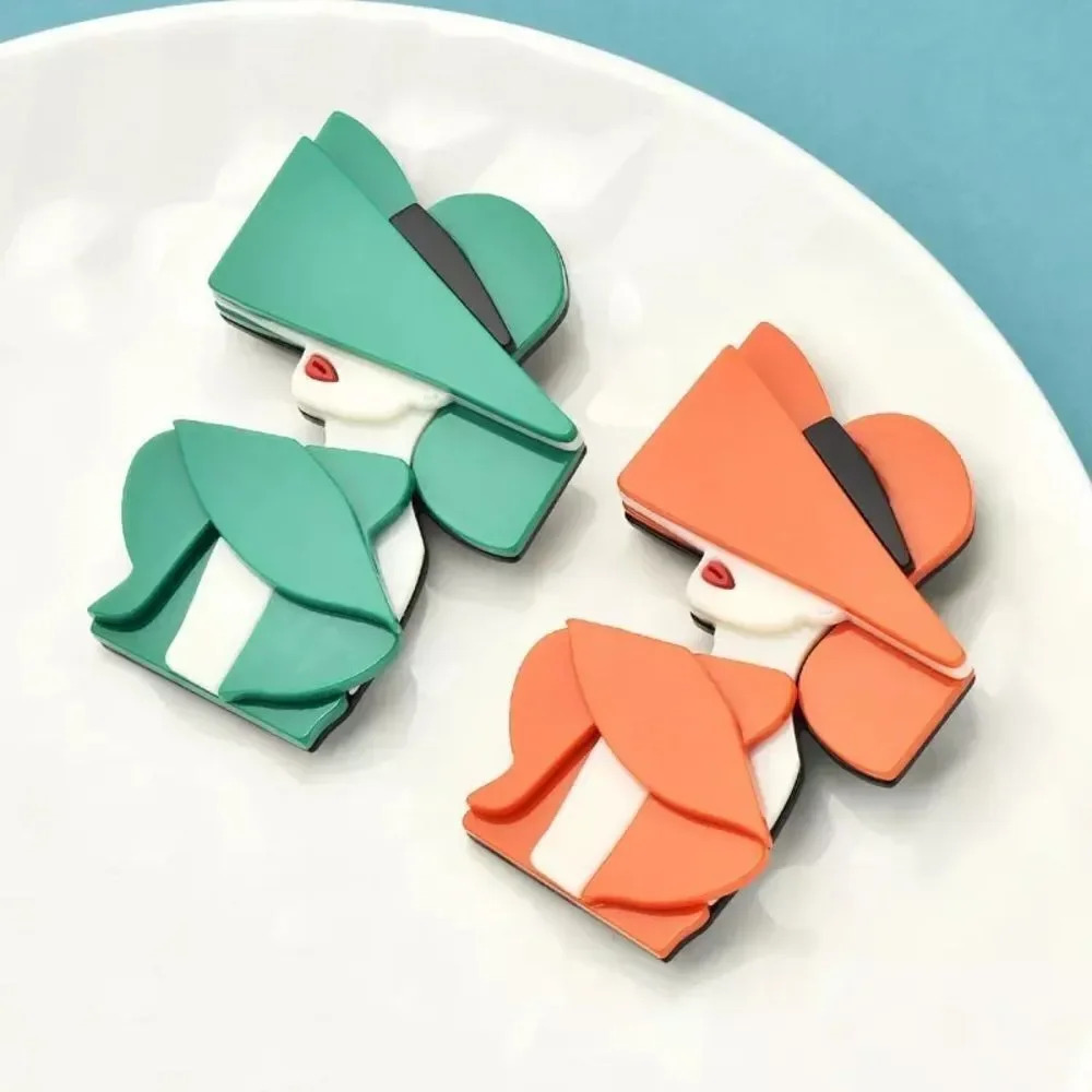 VQ Lady Brooch - Picture 2 of 5